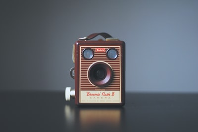 老式棕色照相机的浅焦点摄影